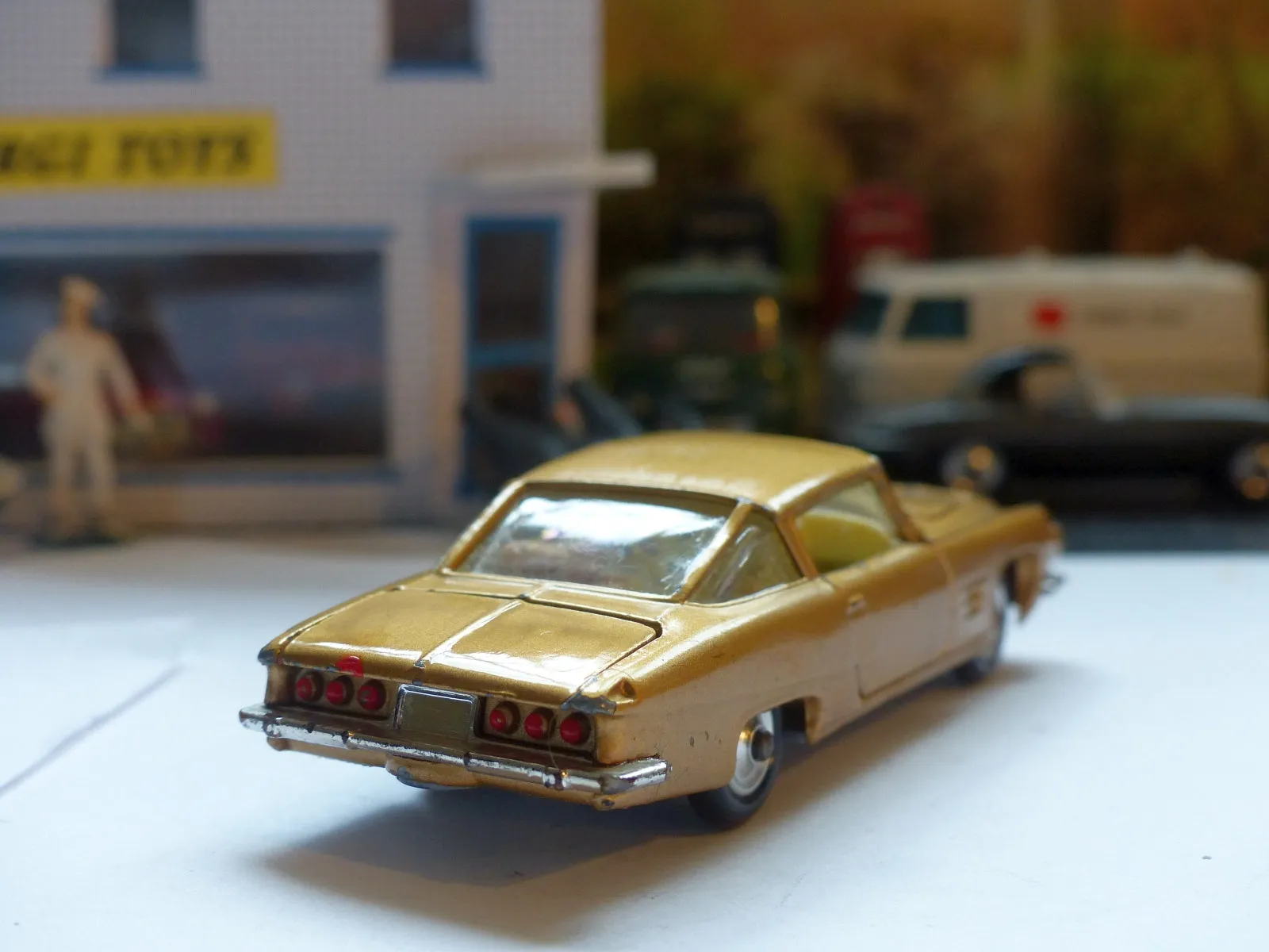 241 Ghia L6.4 in gold