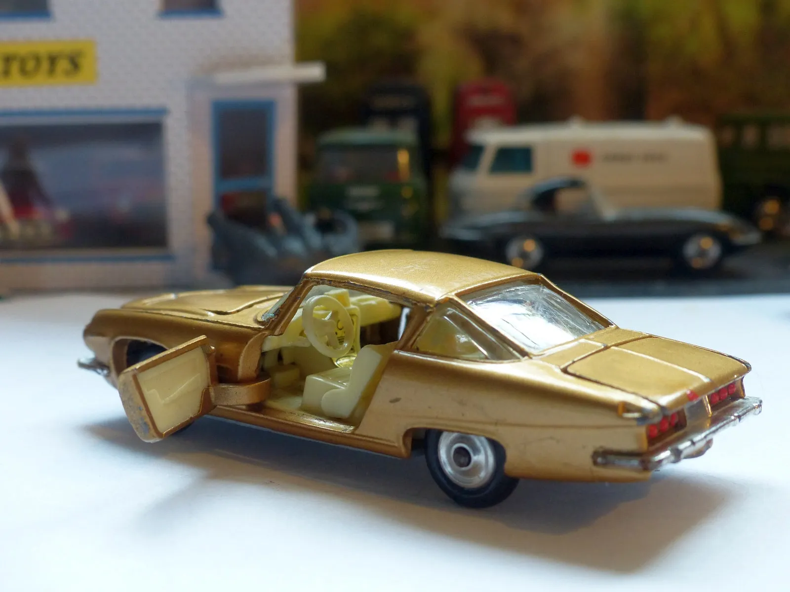 241 Ghia L6.4 in gold