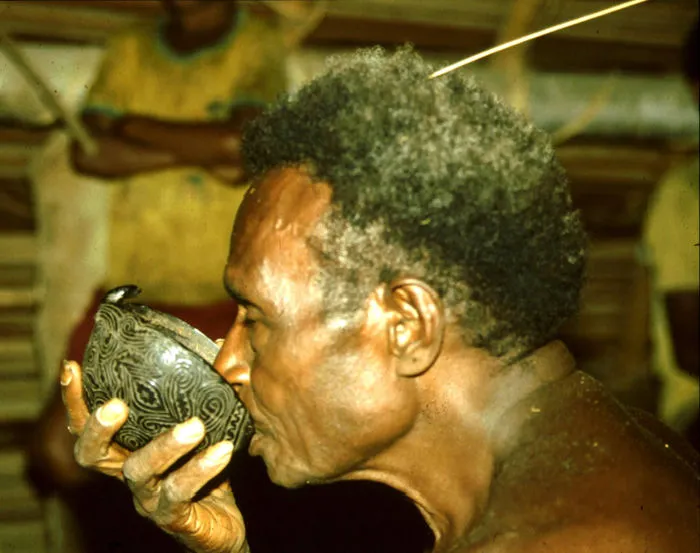 BETEL NUT HABIT PARAPHERNALIA COLLECTION: OLDER VERY RARE & UNIQUE ETHNIC HAND CARVED PRIMITIVE FESTOONED TRIBAL SPOON, HAND CARVED OUT OF COCONUT SHELL, TAMI ISLAND, HUON GULF, SOUTH SEAS, SP7C. GOOD PATINA