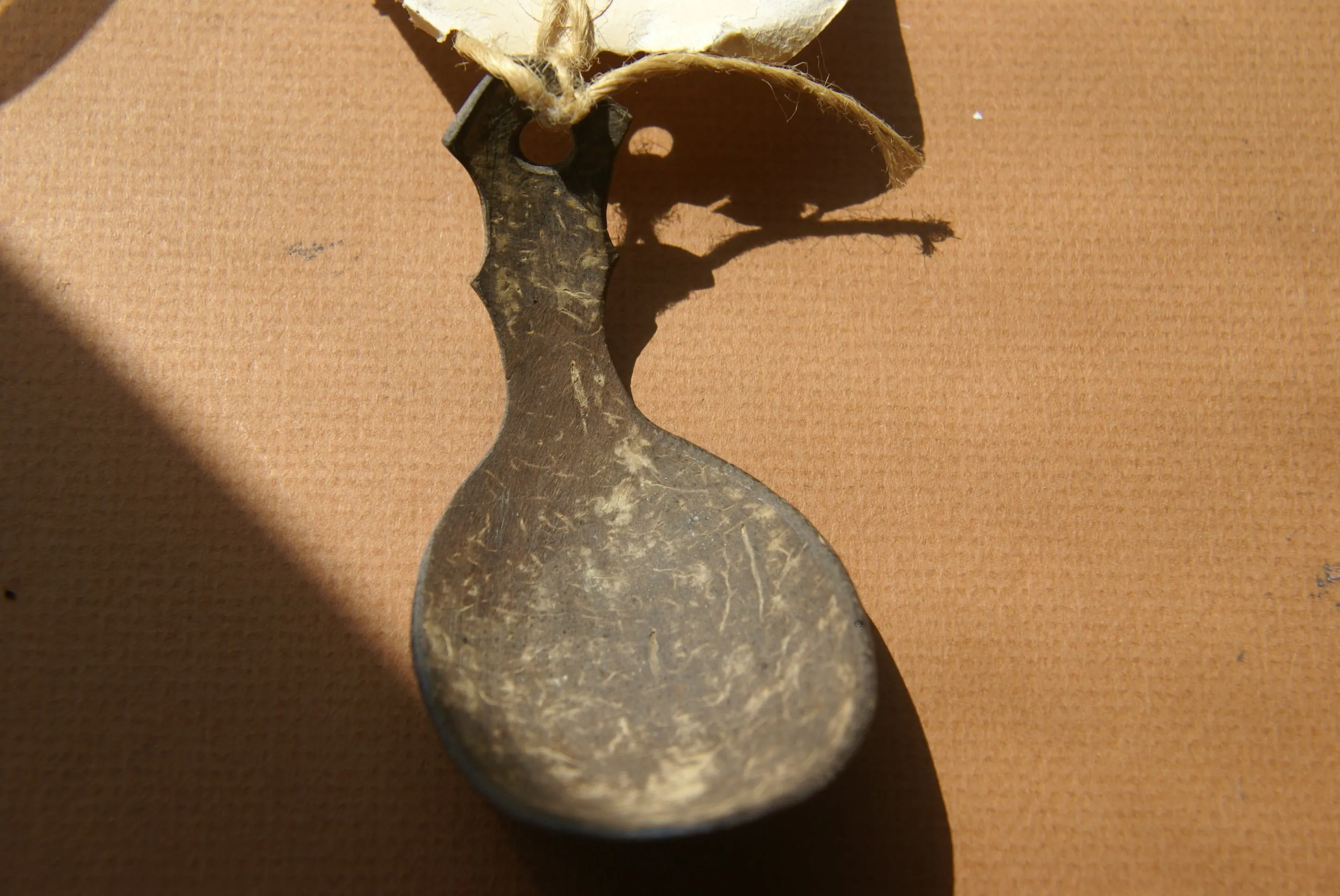 BETEL NUT HABIT PARAPHERNALIA COLLECTION: OLDER VERY RARE & UNIQUE ETHNIC HAND CARVED PRIMITIVE FESTOONED TRIBAL SPOON, HAND CARVED OUT OF COCONUT SHELL, TAMI ISLAND, HUON GULF, SOUTH SEAS, SP7C. GOOD PATINA